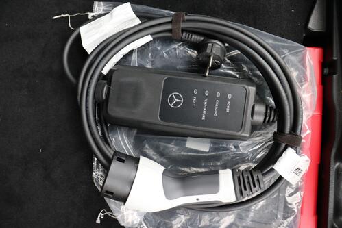 MERCEDES-BENZ GLA 250 e iA + GPS + LEDER + PDC + CRUISE + ALU 17 + TREKHAAK 