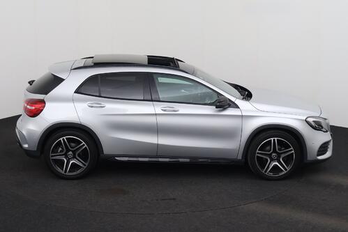 MERCEDES-BENZ GLA 180  AMG LINE + A/T + GPS + CAMERA + PDC + LEDER/ALCANTARA + PANO DAK + ALU 19