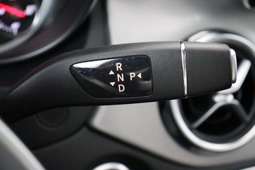 MERCEDES-BENZ GLA 180  AMG LINE + A/T + GPS + CAMERA + PDC + LEDER/ALCANTARA + PANO DAK + ALU 19