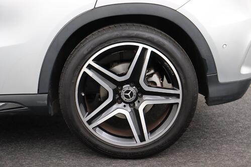 MERCEDES-BENZ GLA 180  AMG LINE + A/T + GPS + CAMERA + PDC + LEDER/ALCANTARA + PANO DAK + ALU 19