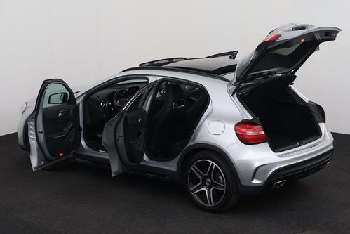 MERCEDES-BENZ GLA 180  AMG LINE + A/T + GPS + CAMERA + PDC + LEDER/ALCANTARA + PANO DAK + ALU 19