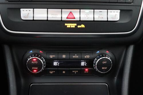 MERCEDES-BENZ GLA 180  AMG LINE + A/T + GPS + CAMERA + PDC + LEDER/ALCANTARA + PANO DAK + ALU 19