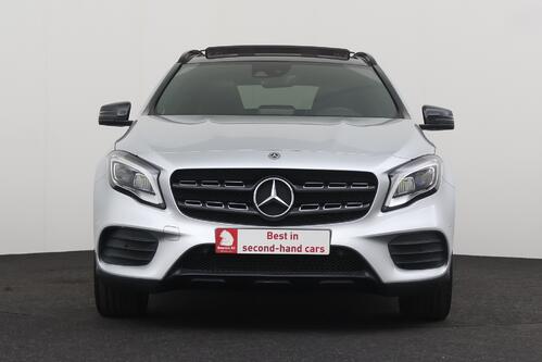 MERCEDES-BENZ GLA 180  AMG LINE + A/T + GPS + CAMERA + PDC + LEDER/ALCANTARA + PANO DAK + ALU 19
