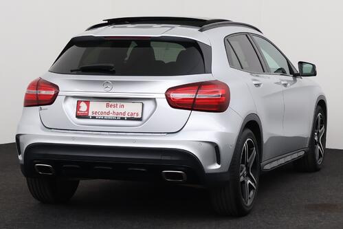 MERCEDES-BENZ GLA 180  AMG LINE + A/T + GPS + CAMERA + PDC + LEDER/ALCANTARA + PANO DAK + ALU 19