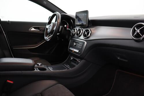 MERCEDES-BENZ GLA 180  AMG LINE + A/T + GPS + CAMERA + PDC + LEDER/ALCANTARA + PANO DAK + ALU 19