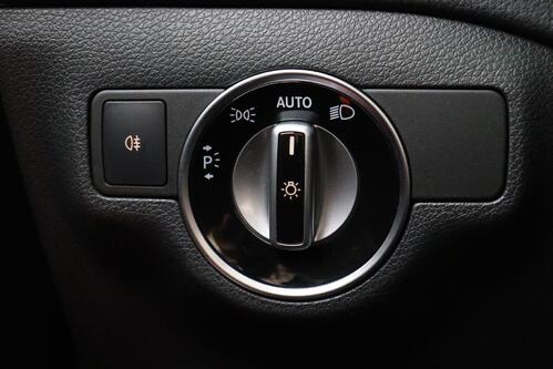 MERCEDES-BENZ GLA 180  AMG LINE + A/T + GPS + CAMERA + PDC + LEDER/ALCANTARA + PANO DAK + ALU 19