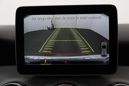 MERCEDES-BENZ GLA 180  AMG LINE + A/T + GPS + CAMERA + PDC + LEDER/ALCANTARA + PANO DAK + ALU 19