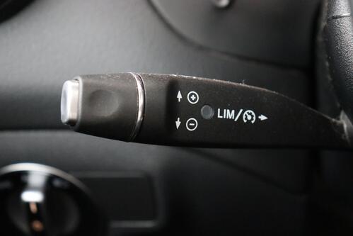 MERCEDES-BENZ GLA 180  AMG LINE + A/T + GPS + CAMERA + PDC + LEDER/ALCANTARA + PANO DAK + ALU 19