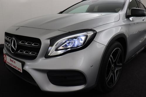 MERCEDES-BENZ GLA 180  AMG LINE + A/T + GPS + CAMERA + PDC + LEDER/ALCANTARA + PANO DAK + ALU 19