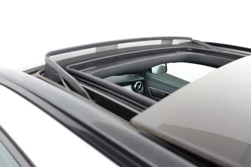 MERCEDES-BENZ GLA 180  AMG LINE + A/T + GPS + CAMERA + PDC + LEDER/ALCANTARA + PANO DAK + ALU 19