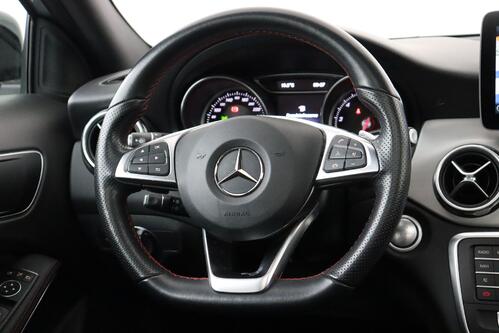 MERCEDES-BENZ GLA 180  AMG LINE + A/T + GPS + CAMERA + PDC + LEDER/ALCANTARA + PANO DAK + ALU 19
