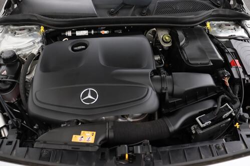 MERCEDES-BENZ GLA 180  AMG LINE + A/T + GPS + CAMERA + PDC + LEDER/ALCANTARA + PANO DAK + ALU 19