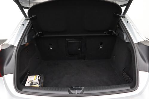 MERCEDES-BENZ GLA 180  AMG LINE + A/T + GPS + CAMERA + PDC + LEDER/ALCANTARA + PANO DAK + ALU 19