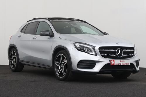 MERCEDES-BENZ GLA 180  AMG LINE + A/T + GPS + CAMERA + PDC + LEDER/ALCANTARA + PANO DAK + ALU 19