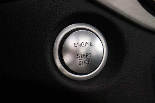 MERCEDES-BENZ GLA 180  AMG LINE + A/T + GPS + CAMERA + PDC + LEDER/ALCANTARA + PANO DAK + ALU 19