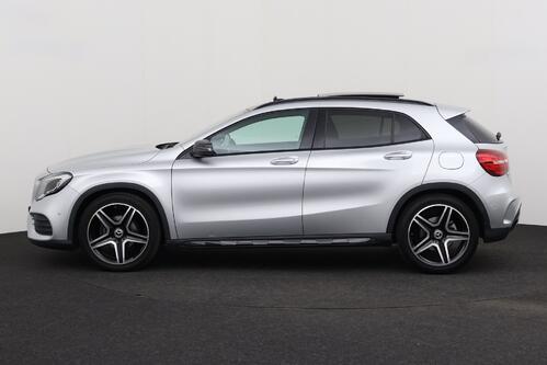 MERCEDES-BENZ GLA 180  AMG LINE + A/T + GPS + CAMERA + PDC + LEDER/ALCANTARA + PANO DAK + ALU 19