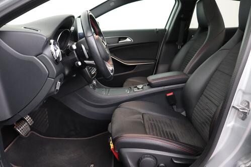 MERCEDES-BENZ GLA 180  AMG LINE + A/T + GPS + CAMERA + PDC + LEDER/ALCANTARA + PANO DAK + ALU 19