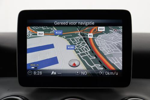 MERCEDES-BENZ GLA 180  AMG LINE + A/T + GPS + CAMERA + PDC + LEDER/ALCANTARA + PANO DAK + ALU 19