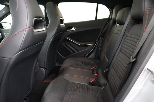 MERCEDES-BENZ GLA 180  AMG LINE + A/T + GPS + CAMERA + PDC + LEDER/ALCANTARA + PANO DAK + ALU 19