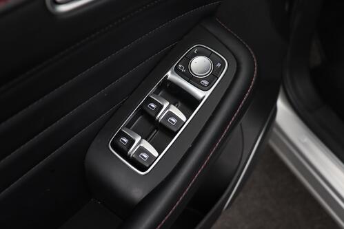 MG EHS  LUXURY  1.5 T GDI PHEV + A/T + GPS + LEDER + CAMERA + PDC + CRUISE + PANO DAK + ALU 18