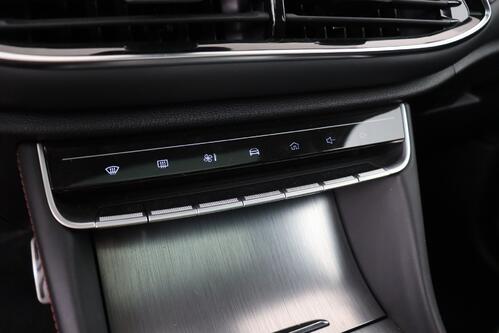 MG EHS  LUXURY  1.5 T GDI PHEV + A/T + GPS + LEDER + CAMERA + PDC + CRUISE + PANO DAK + ALU 18