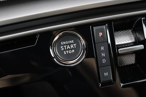 PEUGEOT 3008  ALLURE 1.2 PURETECH EAT8  HEV + A/T + GPS + CARPLAY + CAMERA + PDC + CRUISE(ACC) + ALU 19