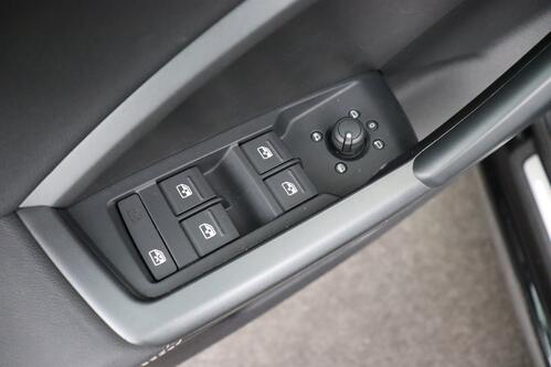 AUDI Q3 35 2.0 TDI S-TRONIC + A/T + AIRCO + HALF-LEDER