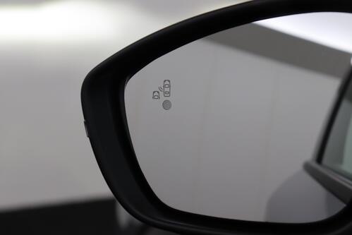 PEUGEOT 2008 Allure 1.2 PureTech EAT8 + A/T + GPS + CARPLAY + HALF/LEDER + CAMERA + PDC + CRUISE + ALU