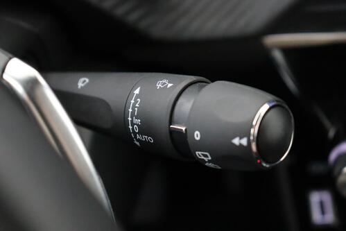 PEUGEOT 2008 Allure 1.2 PureTech EAT8 + A/T + GPS + CARPLAY + HALF/LEDER + CAMERA + PDC + CRUISE + ALU