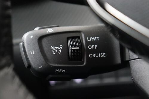 PEUGEOT 2008 Allure 1.2 PureTech EAT8 + A/T + GPS + CARPLAY + HALF/LEDER + CAMERA + PDC + CRUISE + ALU