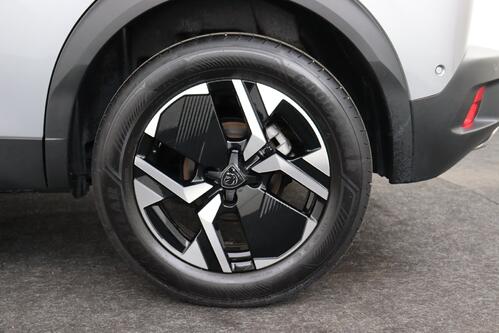 PEUGEOT 2008 Allure 1.2 PureTech EAT8 + A/T + GPS + CARPLAY + HALF/LEDER + CAMERA + PDC + CRUISE + ALU