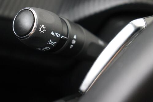 PEUGEOT 2008 Allure 1.2 PureTech EAT8 + A/T + GPS + CARPLAY + HALF/LEDER + CAMERA + PDC + CRUISE + ALU