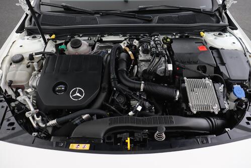 MERCEDES-BENZ A  250 e iA PROGRESSIVE DCT  + GPS + CAMERA + PDC + HALF-LEDER + ALU 