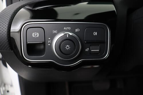 MERCEDES-BENZ A  250 e iA PROGRESSIVE DCT  + GPS + CAMERA + PDC + HALF-LEDER + ALU 
