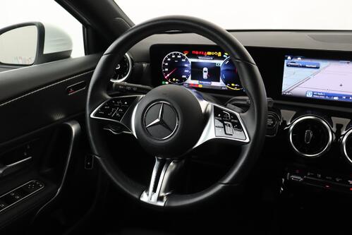 MERCEDES-BENZ A  250 e iA PROGRESSIVE DCT  + GPS + CAMERA + PDC + HALF-LEDER + ALU 
