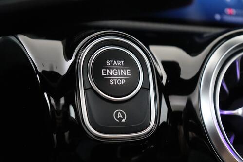 MERCEDES-BENZ A 220 iA AMG LINE + CAMERA + GPS + PDC + CRUISE (ACC) + PANO + LEDER 