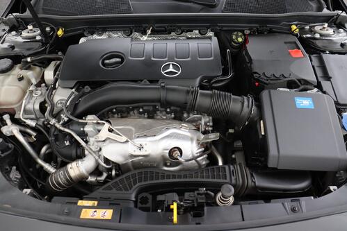 MERCEDES-BENZ A 220 iA AMG LINE + CAMERA + GPS + PDC + CRUISE (ACC) + PANO + LEDER 