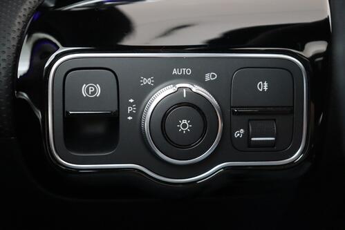 MERCEDES-BENZ A 220 iA AMG LINE + CAMERA + GPS + PDC + CRUISE (ACC) + PANO + LEDER 