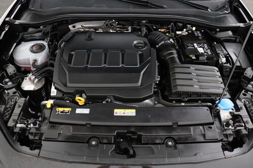 SEAT Leon FR SPORTSTOURER 2.0TDI  DSG + GPS + CARPLAY + CAMERA + PDC + CRUISE + ALU