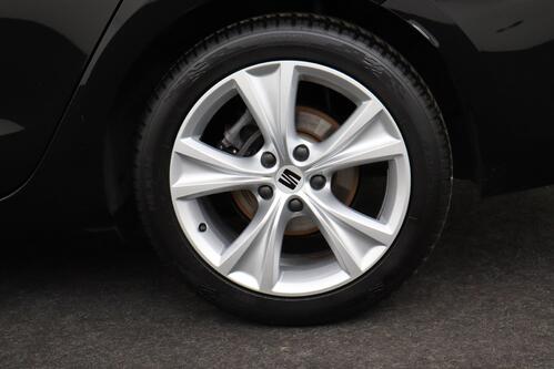 SEAT Leon FR SPORTSTOURER 2.0TDI  DSG + GPS + CARPLAY + CAMERA + PDC + CRUISE + ALU