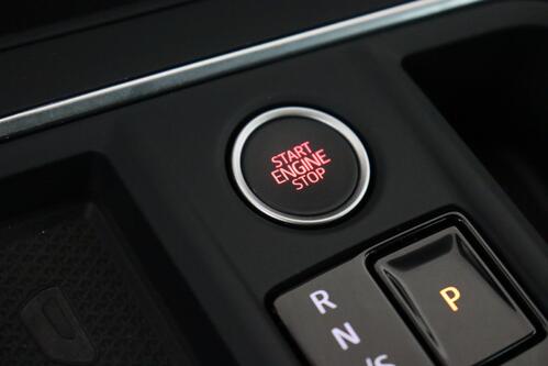 SEAT Leon FR SPORTSTOURER 2.0TDI  DSG + GPS + CARPLAY + CAMERA + PDC + CRUISE + ALU