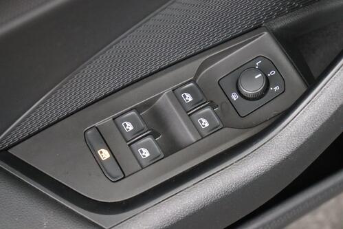 SKODA Octavia COMBI 2.0TDi DSG + CARPLAY + PDC + CRUISE