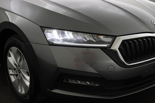 SKODA Octavia COMBI 2.0TDi DSG + CARPLAY + PDC + CRUISE