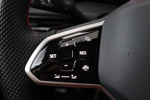 VOLKSWAGEN Golf GTI 2.0 DSG + CARPLAY + PDC + ALU 