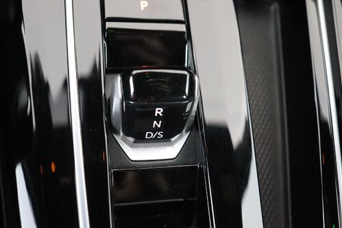 VOLKSWAGEN Golf GTI 2.0 DSG + CARPLAY + PDC + ALU 