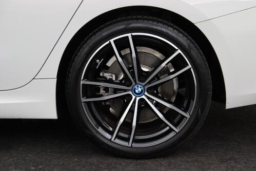 BMW 330 G21 - TOURING e iA  xDrive M-SPORT + GPS + LEDER + CARPLAY + CAMERA + PDC + CRUISE + ALU 