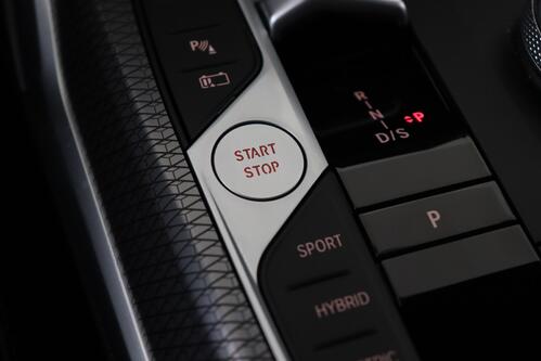 BMW 330 G21 - TOURING e iA  xDrive M-SPORT + GPS + LEDER + CARPLAY + CAMERA + PDC + CRUISE + ALU 