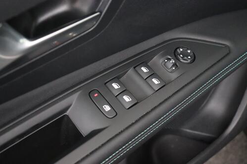 PEUGEOT 3008 ALLURE 1.2 PURETECH  EAT8 + CARPLAY + CAMERA + PDC + CRUISE + ALU