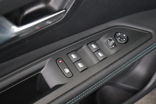 PEUGEOT 3008 ALLURE 1.2 PURETECH EAT8 + A/T + GPS + CARPLAY + HALF/LEDER + CAMERA + PDC + CRUISE + ALU 18