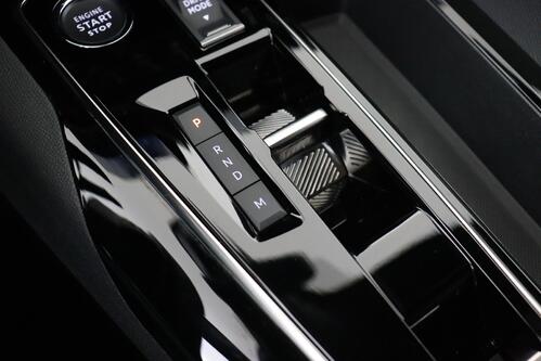 PEUGEOT 3008 ALLURE 1.2 PURETECH EAT8 + A/T + GPS + CARPLAY + HALF/LEDER + CAMERA + PDC + CRUISE + ALU 18